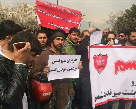 تجمع اعتراضی هواداران پرسپولیس مقابل وزارت ورزش