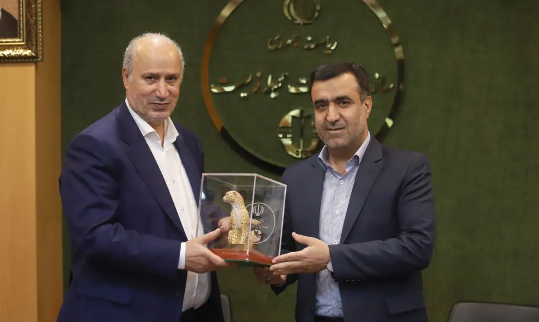 تقدیر سازمان محیط زیست از تاج با اهدای تندیس یوزپلنگ