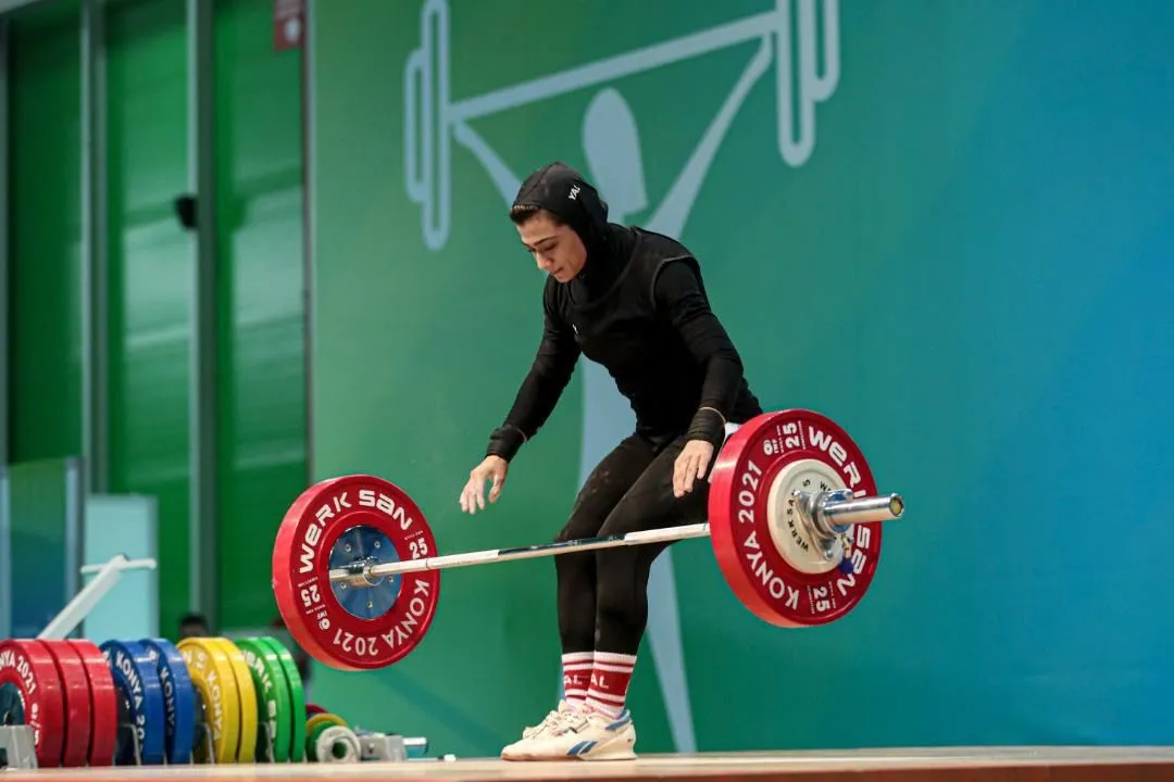 خروج بدون اطلاع دختر وزنه‌بردار از هتل در اسپانیا