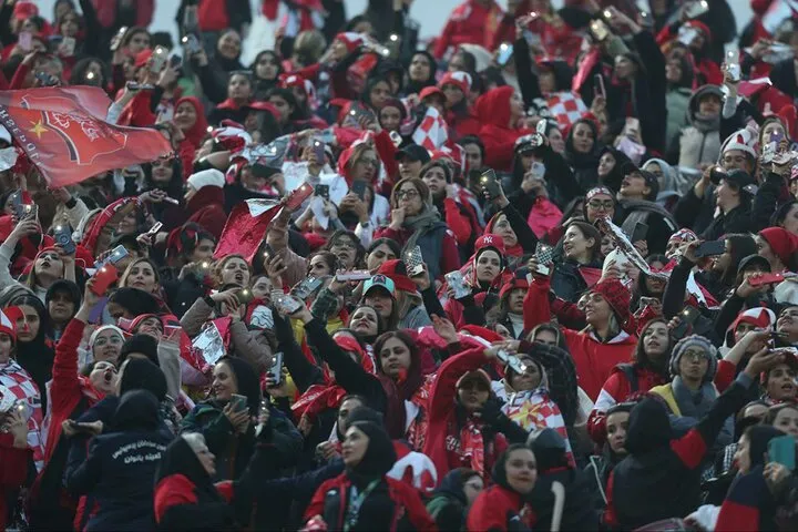 ۲ تماشاگر زن مسابقه پرسپولیس و تراکتور بازداشت شدند