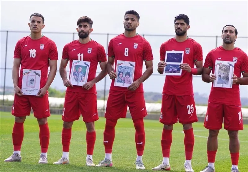 تصاویر شهدای جنگ در دستان بازیکنان تیم ملی ایران
