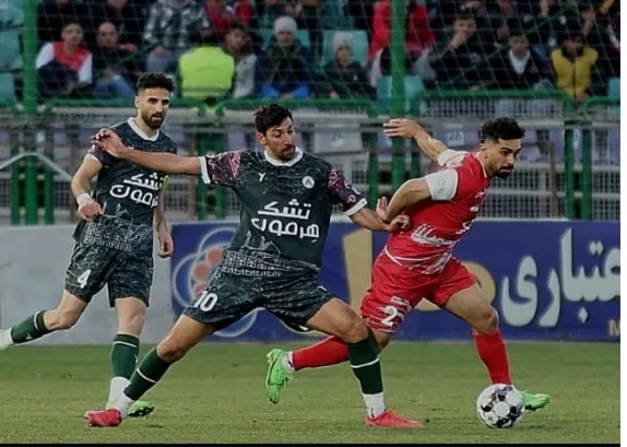 ذوب آهن اصفهان صفر -پرسپولیس صفر/ زور سرخپوشان به تیم ۱۰ نفره نرسید!